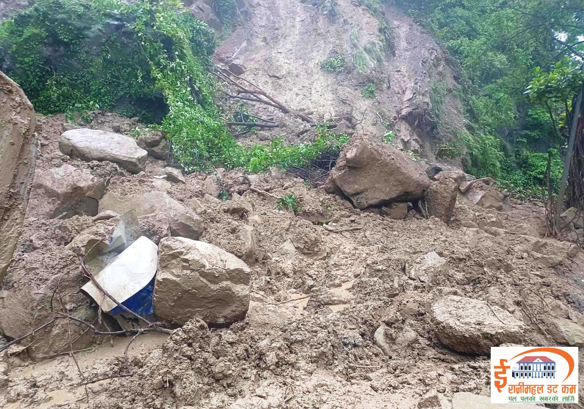 सिद्धार्थ राजमार्ग र तानसेन-तम्घास सडक पहिराेले अबरूद्ध