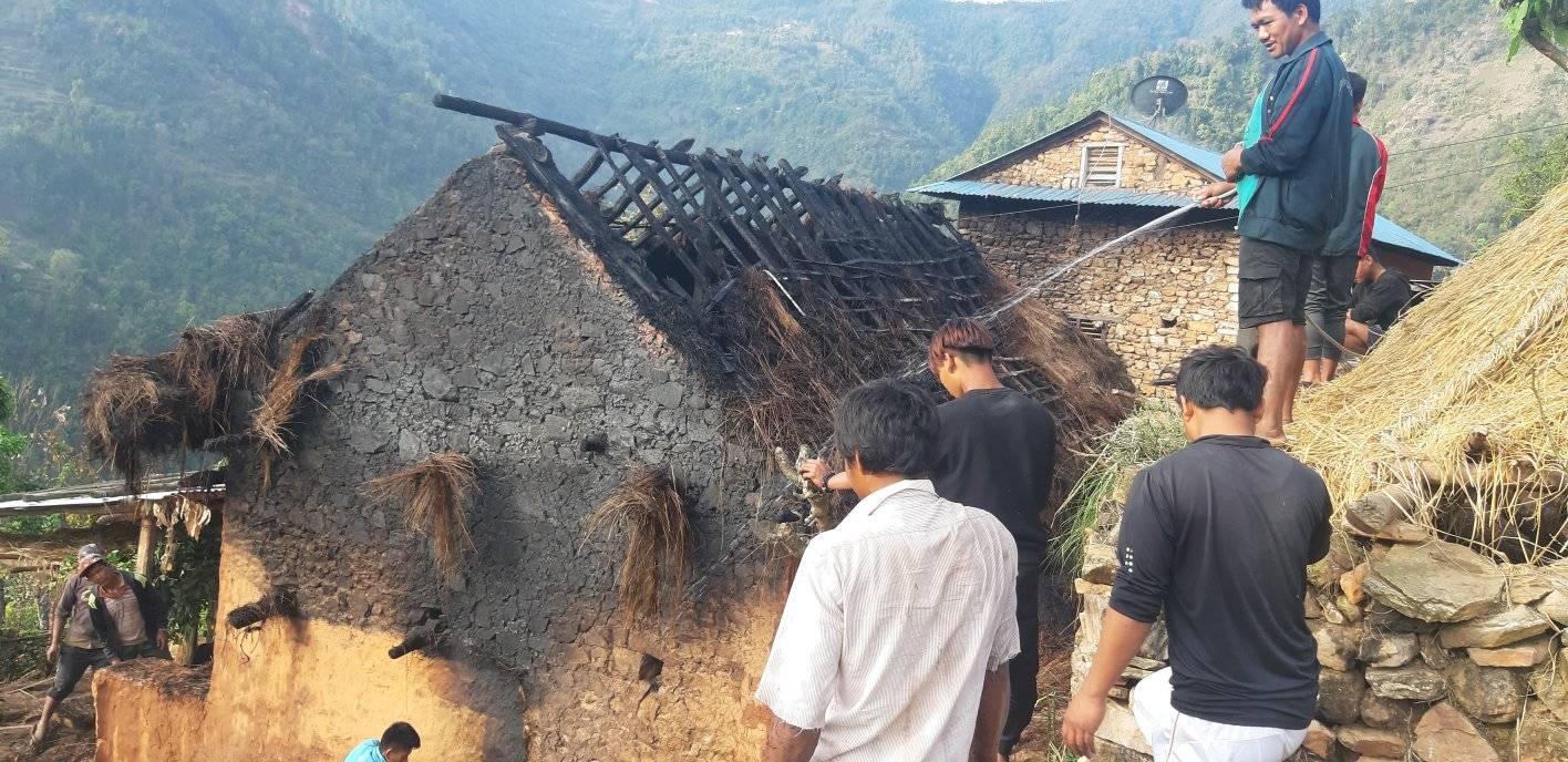 हेक्लाङ्मा आगलागी हुँदा घर जलेर नष्ट