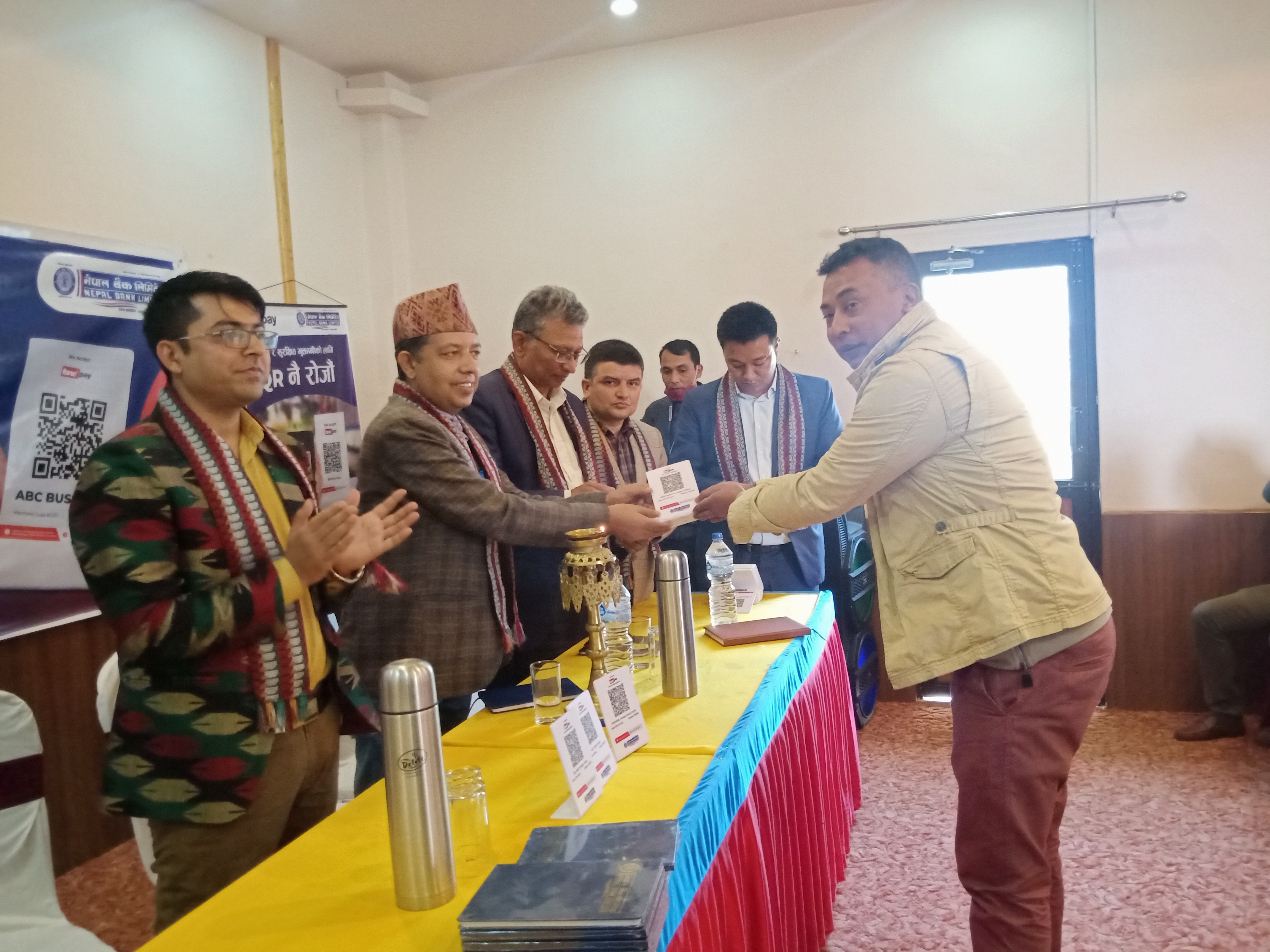 नेपाल बैंक पाल्पाद्वारा १ सय १८ व्यवसायीलाइ क्यूआर स्टेण्ड वितरण