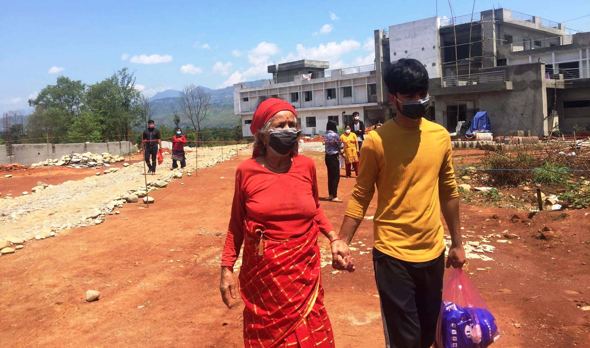 रामपुरमा ७९ वर्षीया महिलाले काेराेना जितेर घर फर्कुनुभयाे