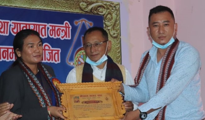 लुम्बिनीकी मन्त्री ढेंगालाई बधाई सहित ‘छिनिङ–पिहिन’ विमोचन