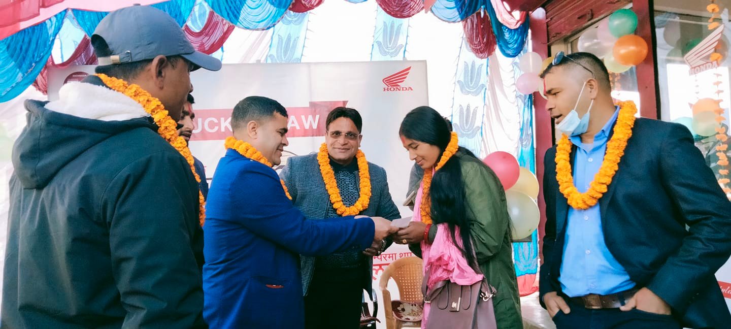 होण्डाको बम्पर उपहार : पाल्पाकी साबित्रालाई १५ लाख प्राप्त