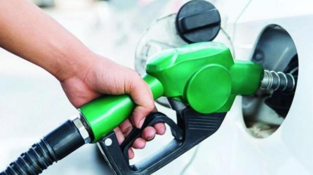 भारतबाट पेट्रोल लिटरमै १६ रुपैयाँ ८० पैसा घटेर आयो
