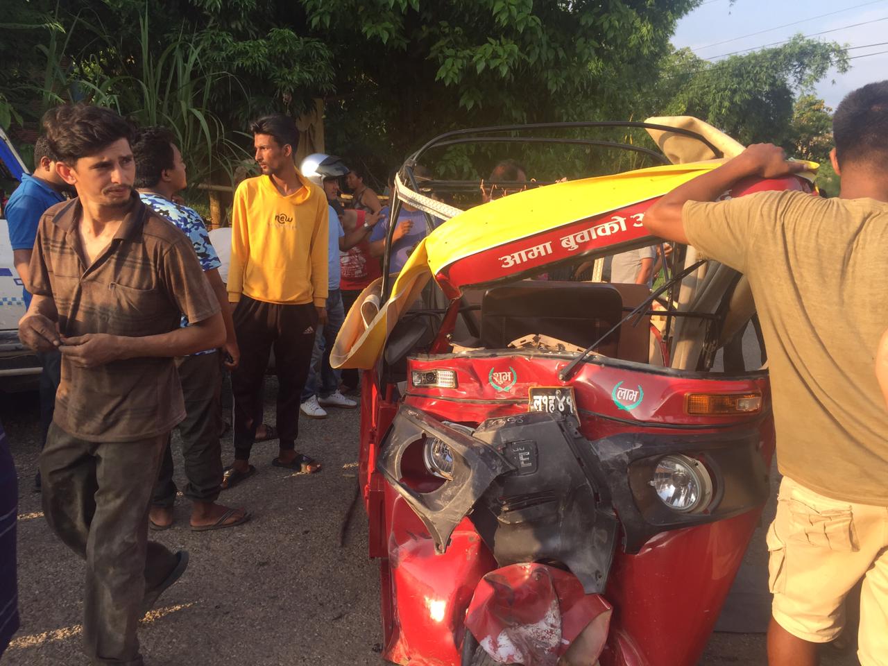 रामपुर अटो र जीप ठाेक्किदा अटो चालकको मृत्यु