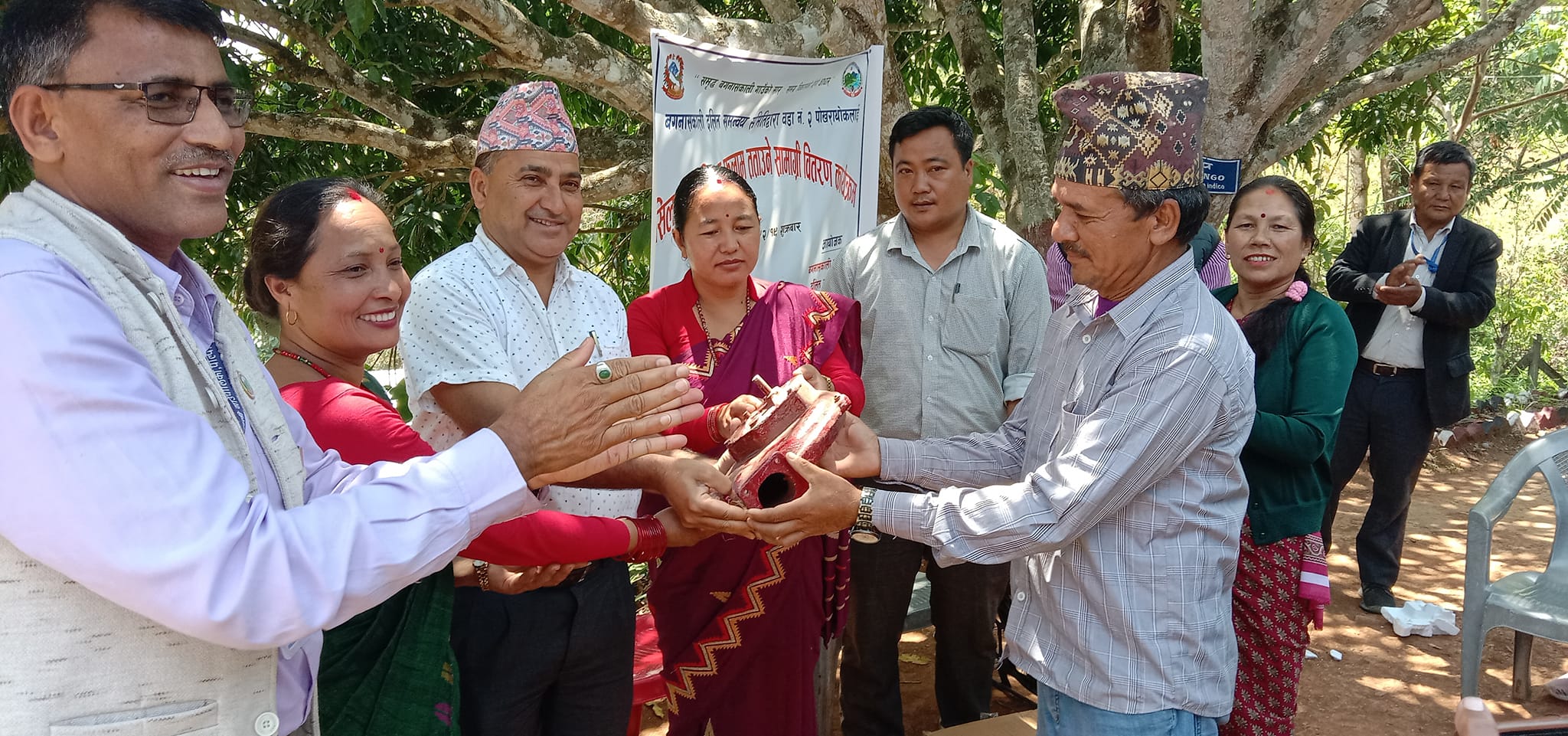 बगनासकालीमा सिलाई मेसिन र फलाम तताउने मेसिन हस्तान्तरण