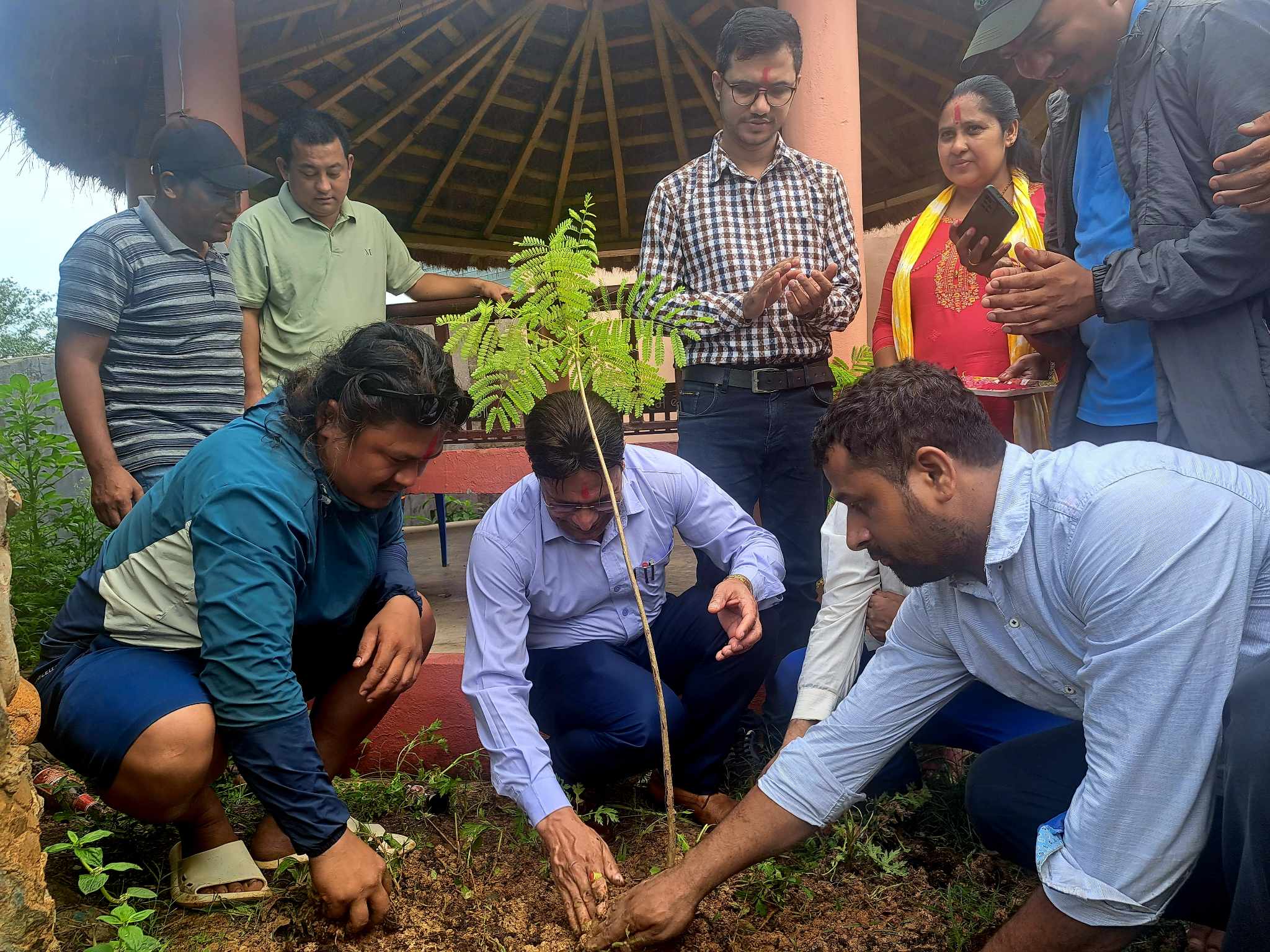 रामपुरको कालीआँपदेखि गौरीघाटसम्मको सडक पुष्प मार्गको रुपमा विस्तर गरिँदै