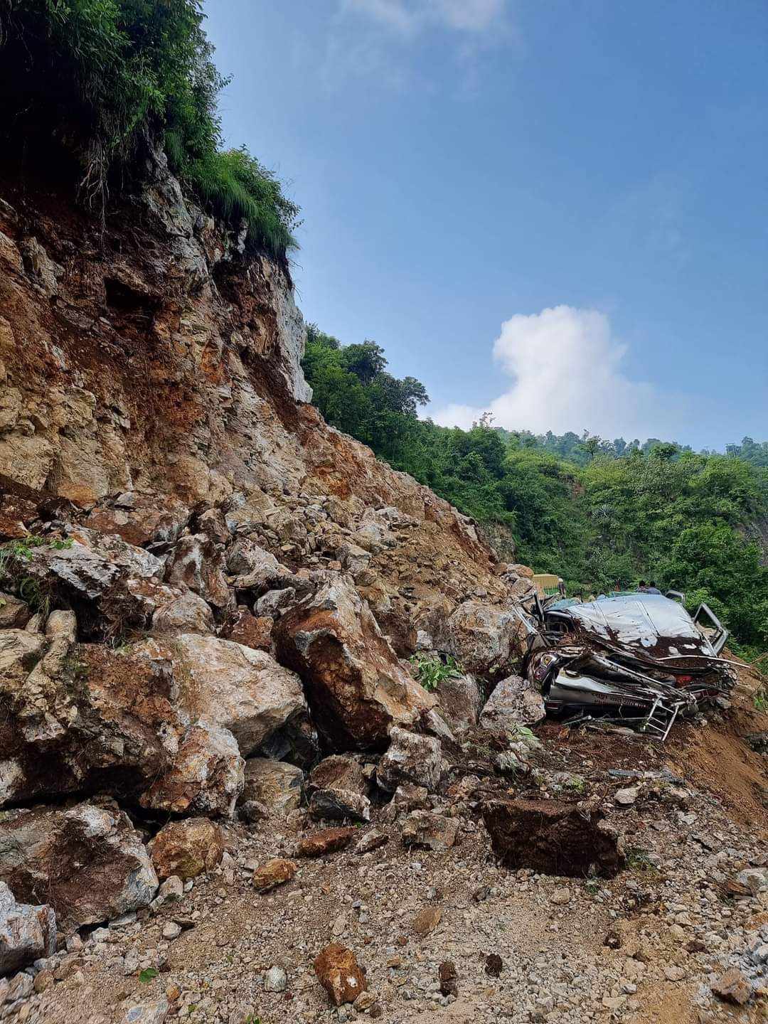 पाल्पा जाेर्तेमा पहिराेले स्कार्पियो पुरिदा तीन जनाकाे मृत्यू