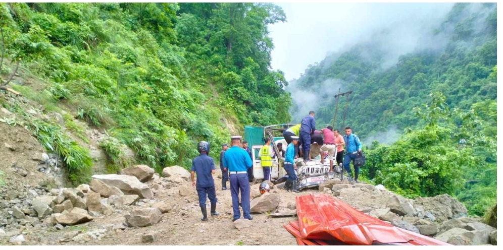 सिद्धबाबामा गुडीरहेको जीपमाथी ढुंगा खस्यो, तीन जना घाइते !